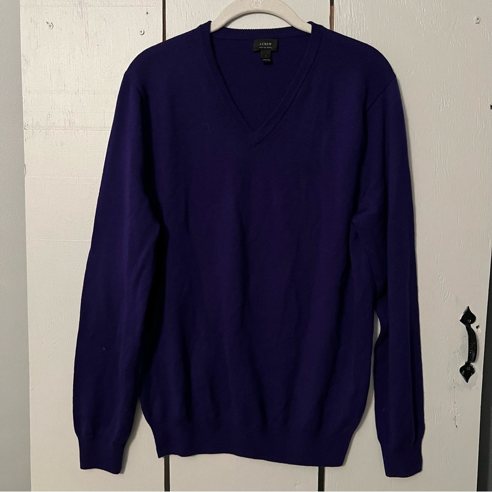 J. Crew Men's 100% Merino Wool V Neck Sweater
SIZE S Fall Purple Cottage Casual
